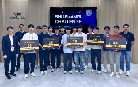 서울대 전기전자공학부 이종호 교수(가장 왼쪽), 끌림벤처스 남홍규 대표(왼쪽에서 두 번째), 에어스메디컬 이진구 대표(가장 오른쪽)와 수상자들