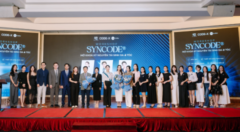 베트남 하노이 세미나에 참석한 우리메카와 현지 파트너, 전문 의료인들이 기념사진을 촬영하고 있다