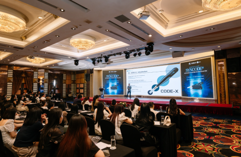 우리메카의 의학자문위원인 최한규 원장이 CODE-X의 효능 및 시술 프로토콜을 강의하고 있다