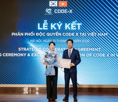 우리메카 우준영 부사장(왼쪽)과 베트남 파트너사 Tran Dinh Thang CEO가 유통 파트너십을 체결하고 기념사진을 촬영하고 있다