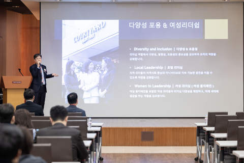 메리어트 인터내셔널 신봉권 인사 상무이사가 GPTW ‘2025 아시아 가장 일하기 좋은 기업’ 시상식에서 메리어트 인터내셔널의 인사 제도를 소개하고 있다