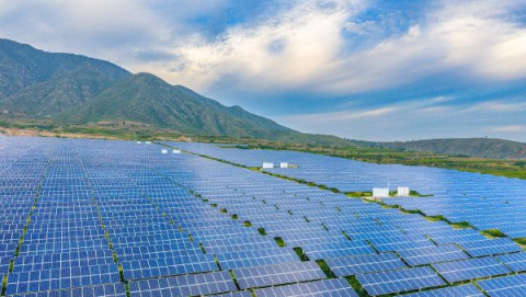 중국이 2035년 국가결정기여(NDC)를 발표하며 전 경제 부문의 온실가스 순배출을 정점 대비 7~10% 감축하고 2020년 대비 풍력·태양광 발전 설비 용량을 6배 이상 확대해 