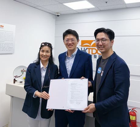 Wendy Kim 디렉터(왼쪽)와 Billy Lee 홍콩무역발전국 한국지부장(가운데) 비에이에스에이치 대표이사(오른쪽)가 지난 4일 홍콩무역발전국 한국지부에서 진행된 업무협약식에서 기념사진을 촬영하고 있다.
