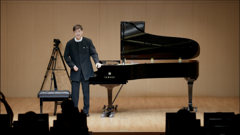 연주 후 인사하는 모습