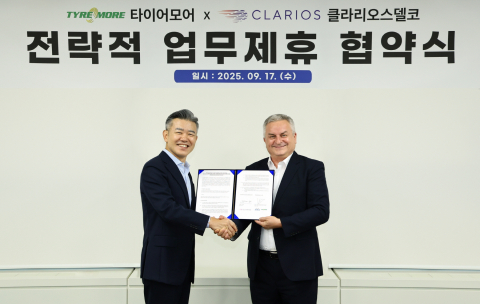 타이어모어-클라리오스델코 MOU 체결 현장. 왼쪽부터 클라리오스델코 원석준 대표, 미쉐린코리아 제롬 뱅송 대표가 기념 촬영을 하고 있다