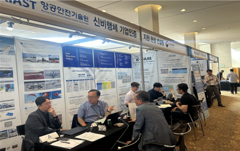 참여자들이 신비행체 기업인증지원 부스에서 상담을 받고 있다