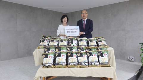 윤종진 이사장(오른쪽에서 첫 번째)이 박현숙 명륜종합사회복지관장(오른쪽에서 두 번째)과 함께 후원물품 전달식에서 기념 촬영을 하고 있다