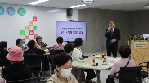 윤종진 이사장이 명륜종합사회복지관에서 복지시설 어르신들에게 인사말을 전하고 있다