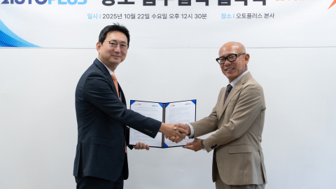 왼쪽부터 이윤석 오토플러스 대표와 야마카와 히로노리 비포워드 대표이사가 기념촬영을 하고 있다(사진=비포워드)