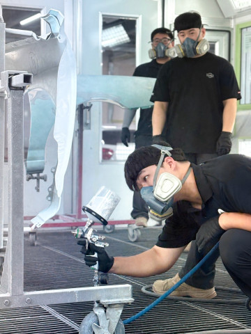 동기들과 자동차 도장 실습을 하고 있는 교육생