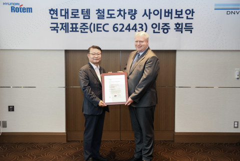 왼쪽부터 이원상 현대로템 RS기술리더와 비달 도로넨(Vidar Dolonen) DNV 명예영사가 제품 인증서를 들고 기념 촬영을 하고 있다