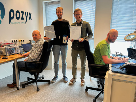 Pozyx 하드웨어 팀이 제품 인증서를 들고 있다. 이번 인증을 통해 Pozyx는 한국 시장에 공식 진출한다(사진: Pozyx)