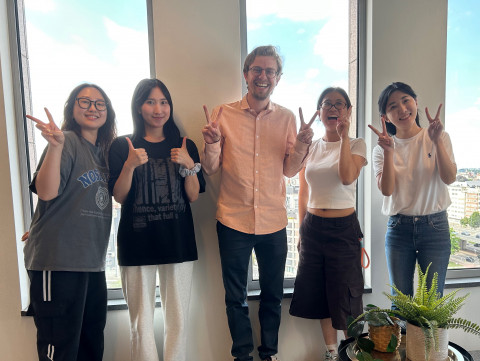 Pozyx 사무엘 반 더 벨데 CTO(가운데)가 Pozyx를 방문한 한국 학생들과 기념사진을 촬영하고 있다(사진: Pozyx)