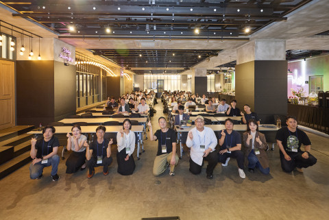 콘퍼런스 참석자들이 기념 촬영을 하고 있다