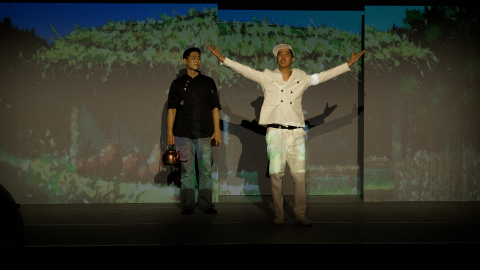 뮤지컬에서 일명 ‘마스터’(흰색옷)로 불리우는 마법사를 통해 타임슬립으로 1920년대로 온 강훈(검은색 옷)을 마스터가 다시 현대로 돌려보내려 하는 뮤지컬의 한 장면