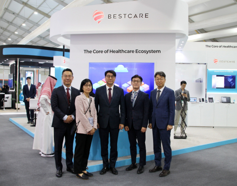 문병준 주사우디 한국대사가 전시 부스를 방문해 이지케어텍 관계자들과 사진 촬영을 하고 있다. 문병준 대사(가운데)와 홍우선 이지케어텍 대표이사(오른쪽에서 두 번째)
