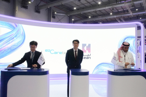 28일 이지케어텍과 사우디 국부펀드(PIF) 산하 헬스케어 기업 Lean Business Services의 업무협약(MOU) 체결식이 진행됐다. 홍우선 이지케어텍 대표이사와 Moh