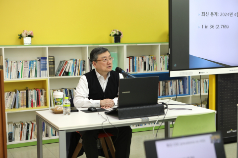 성남시한마음복지관 ABA부모대학 강의실에서 신성호 원장이 강의를 진행하고 있다