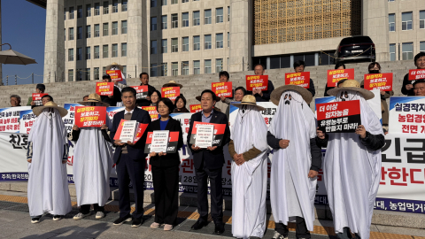 ‘친환경 임차농 보호를 위한 1만인 시민 서명운동’ 서명부를 국회 농해수위 소속 의원들에게 전달했다. 왼쪽부터 이원택 국회의원, 임미애 국회의원, 김선교 국회의원