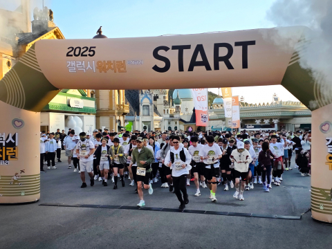 삼성전자가 10월 19일 용인 에버랜드에서 진행한 ‘갤럭시 워치런 @사파리’에서 참가자들이 ‘갤럭시 워치8 시리즈’를 착용하고 러닝을 시작하는 모습