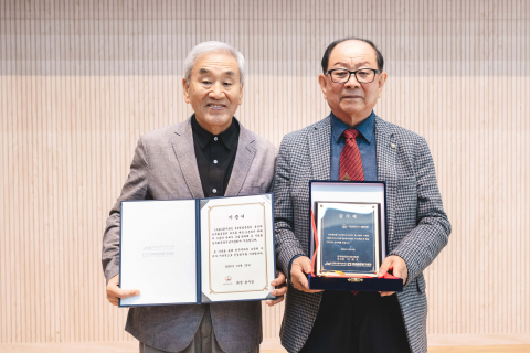 왼쪽부터 이재오 민주화운동기념사업회 이사장, 6·3동지회 송수일 회장이 기증식 행사서 기증서와 감사패를 서로 교환한 후 기념 촬영을 하고 있다