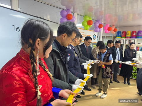 몽골 지역아동센터 개소를 기념해 커팅식을 진행하고 있다