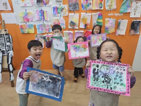 수성 사인펜을 이용한 번지기 기법을 통해 알록달록 나의 마음을 표현한 화지를 만들고, 그 위에 내가 느꼈던 경험들을 그려보는 ‘알록달록 나의 마음’ 키즈 프로그램