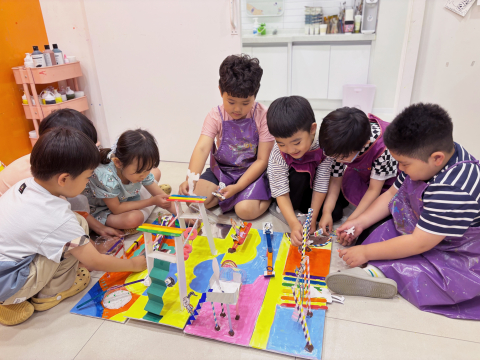 각자 만든 다양한 형태의 구조물을 모아 아이들이 다같이 놀이터를 만들어보는 ‘원리를 찾아서’ 키즈 프로그램