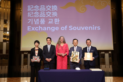 2025년 제19회 세계고용연맹 동북아시아지역회의에서 한국·중국·일본 대표들이 기념품을 교환하고 있다