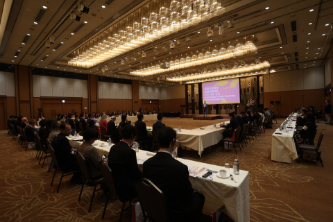 2025년 제19회 세계고용연맹 동북아시아지역회의에서 한국 대표인 한국HR산업협회 손영득 회장이 인사말을 하고 있다