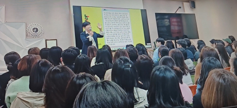 제임스에듀학원(시흥 은계지구)에서 열린 ‘중등부 수능 1등급 전략 설명회’ 현장. 사샤 원장이 학생의 학습 방향과 등급별 맞춤 전략에 대해 강연하고 있으며, 참석한 학부모들이 열띤