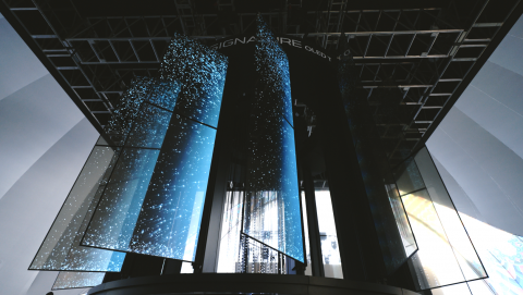 APEC 투명 올레드 TV로 만든 초대형 샹들리에 미디어아트 전시(제공=에이프레임)