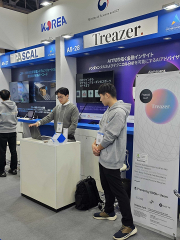 Japan IT Week 2025 한국 공동관에서 AI 금융 플랫폼 ‘AlphaLenz’를 소개하고 있는 모습
