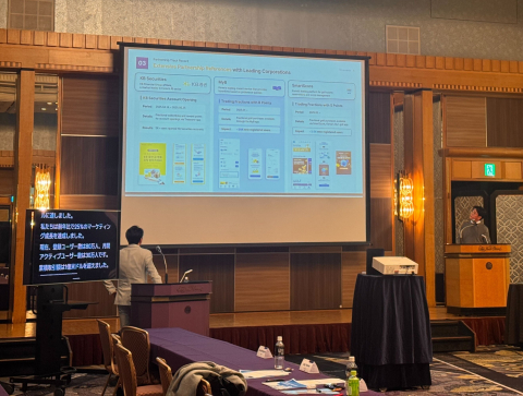 Japan IT Week 2025 현장에서 기업·투자사 대상 AI 금융 플랫폼 AlphaLenz 발표를 진행하고 있는 모습