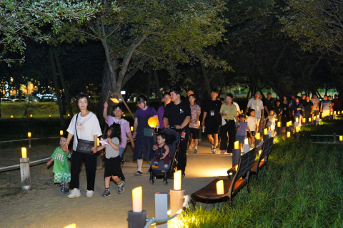 2025 성밖숲 나이트워킹에서 3대 가족이 함께 야간 워킹을 즐기고 있다