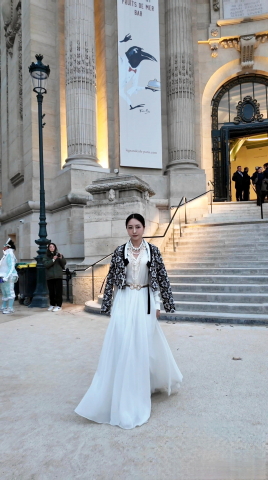 샤넬 컬렉션 현장. 실제 한복 저고리를 활용한 화이트 룩으로 포토그래퍼들의 주목을 받았다