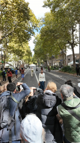 에르메스 쇼장 앞에서 취재진들의 플래시 세례를 받는 배선영. 현지 포토그래퍼들에게 한국적 감성을 각인시킨 장면이다