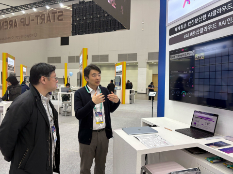 에이아이브 박세진 대표(오른쪽)가 고객에게 Air Cloud를 설명하고 있다