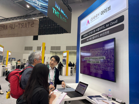 에이아이브 박세진 대표(오른쪽)가 고객에게 Air Cloud를 설명하고 있다