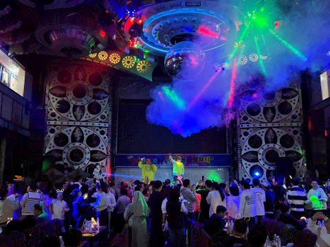 제9회 댓츠올나잇파티에서 성인 발달장애인과 가족들이 춤을 추고 있다