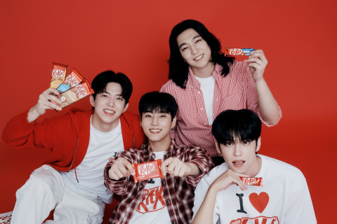 네슬레코리아 킷캣, 다채로운 필링 담은 ‘킷캣 타블렛’ 3종 출시 - DAY6 화보