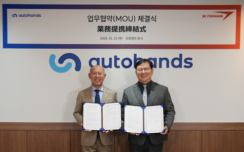 23일 서울 영등포구 오토핸즈 본사에서 비포워드 야마카와 히로노리 대표이사(왼쪽)와 오토핸즈 김성준 대표이사가 업무협약 체결 후 기념 사진을 촬영하고 있다(제공=오토핸즈)
