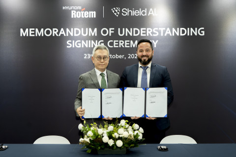 왼쪽부터 이정엽 현대로템 부사장과 마이크 한린 쉴드AI 글로벌 전략 및 사업개발 총괄이 23일 킨텍스(KINTEX)에서 열린 ‘2025 서울 국제 항공우주 및 방위산업 전시회(AD