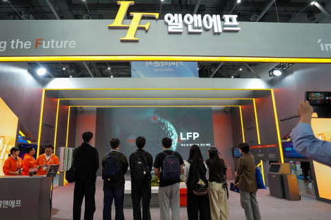 엘앤에프 ‘DIFA 2025’ 부스를 찾은 관람객들이 제품 전시를 살펴보고 있다