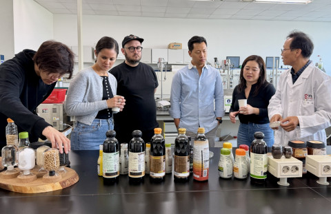 샘표가 최근 방한한 미국 뉴욕의 유명 셰프들에게 콩 발효 감칠맛의 우수성을 알리고, 그 맛을 세계 어느 요리에나 적용하도록 연구하는 R&D 현장을 소개했다