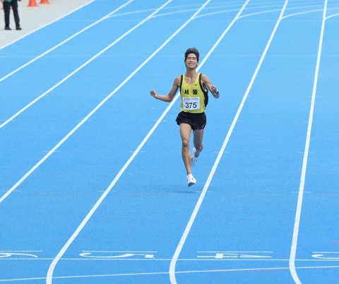 ‘제106회 전국체육대회’ 하프마라톤 종목에서 우승을 거둔 손세진 선수가 결승 지점에 들어오며 세리머니를 하고 있다