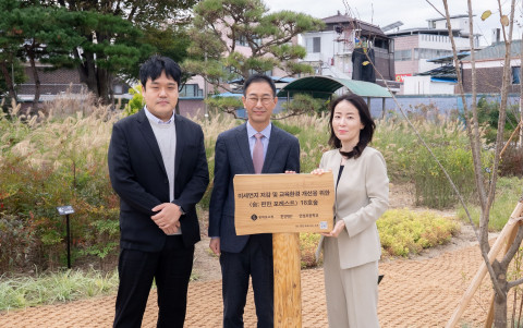 ‘숨;편한 포레스트’ 사업 관계자들이 경기 안성초등학교 학교숲 완공 기념식에 참여하고 있다. 왼쪽부터 백재욱 환경재단 부장, 김주석 경기 안성초등학교 교장, 김민아 롯데홈쇼핑 커뮤