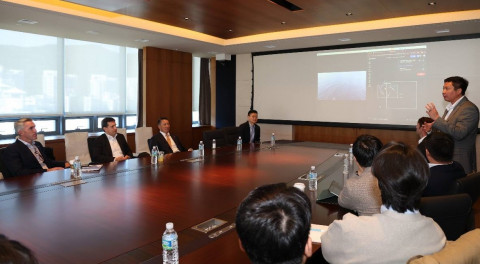 폴 르윈(Paul Lwin) 해벅AI(HavocAI) CEO(맨 오른쪽 발표자)가 한화 임직원들에게 하와이 앞 바다에 대기중인 해벅AI의 무인수상정을 한화오션 거제사업장에서 원격통