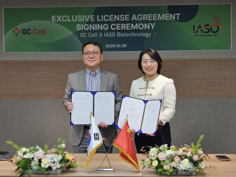 왼쪽부터 원성용 지씨셀 대표와 장진화(Jinhua Zhang) 이아소 바이오테크놀로지 대표