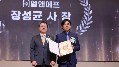 엘앤에프 장성균 CPO가 ‘제5회 배터리 산업의 날’ 기념식에서 산업포장을 수훈했다. 왼쪽부터 산업통상부 문신학 차관, 엘앤에프 장성균 CPO